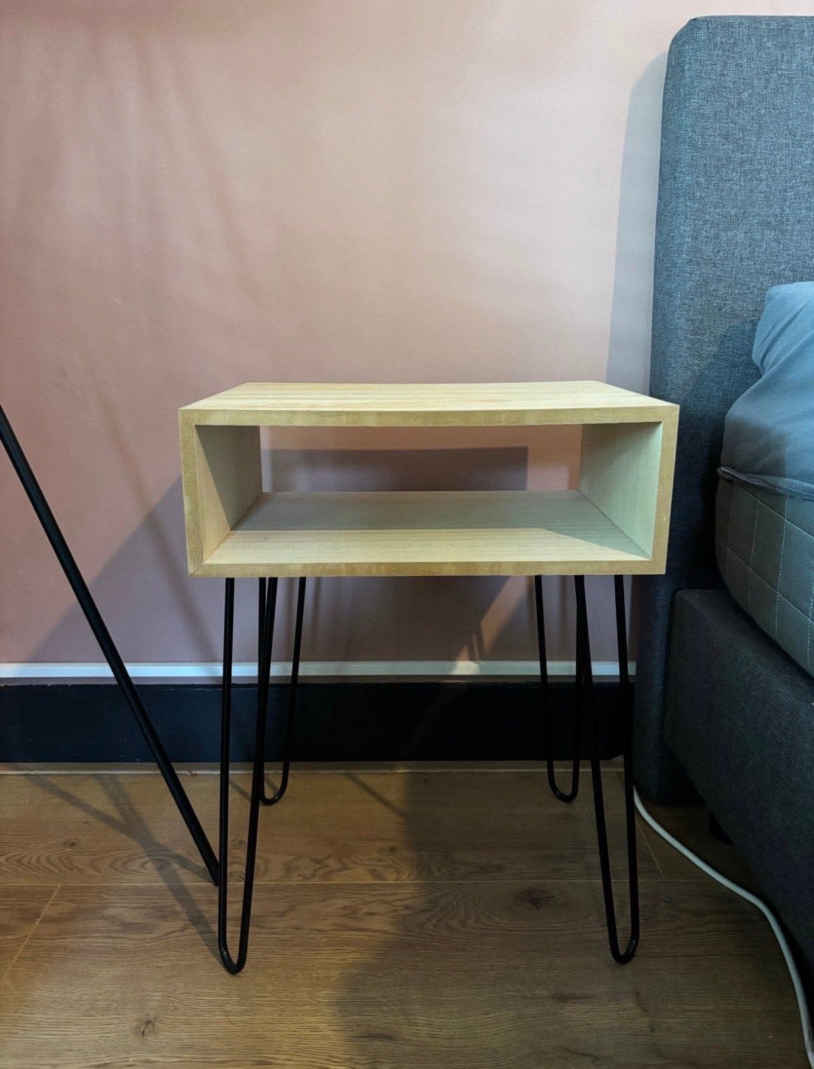 Houten nachtkastje met metalen haarspeldpoten, 45 tot 60 cm, Minder dan 55 cm, Ophalen of Verzenden, Zo goed als nieuw