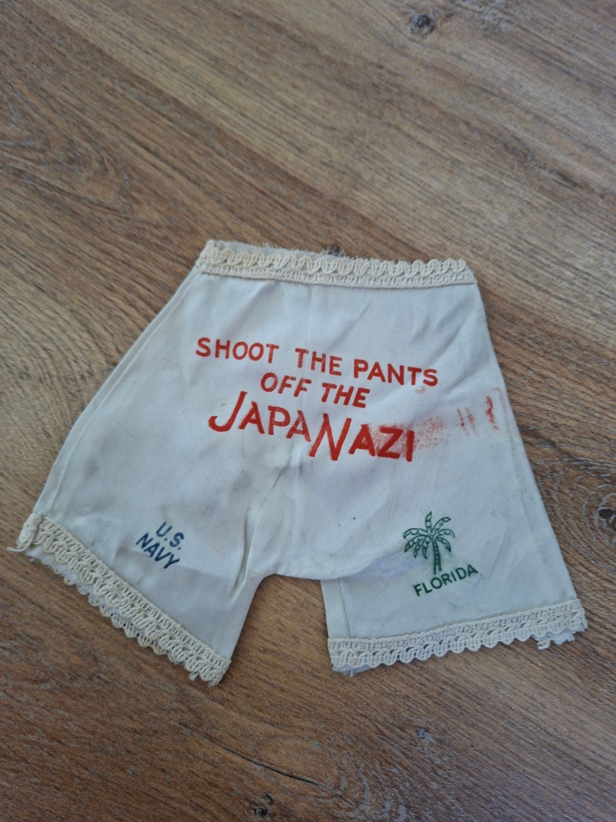 WW2 USN sweatheart "shoot of the pants of the JapaNazi", Ophalen of Verzenden, Amerika, Embleem of Badge