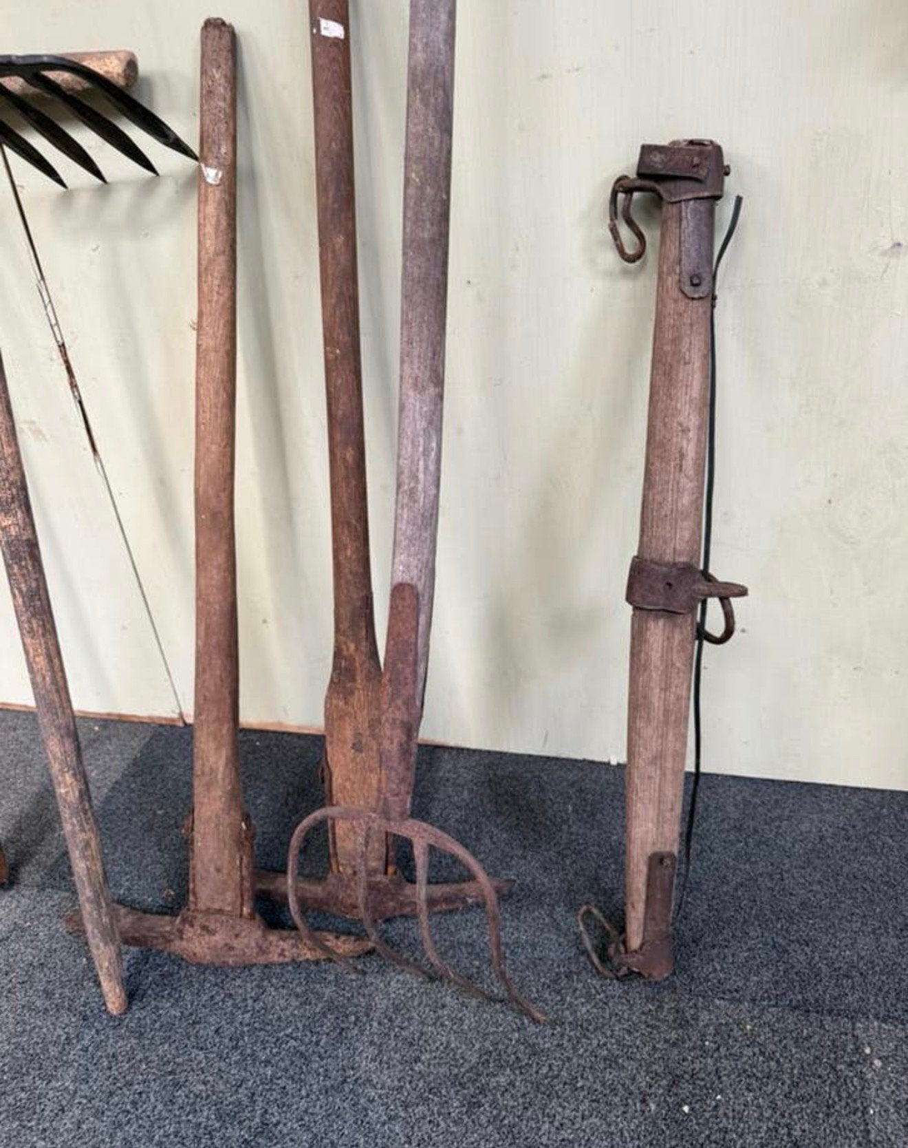 Oud hand gereedschap, mest riek, grondboor enz boeren museum, Ophalen