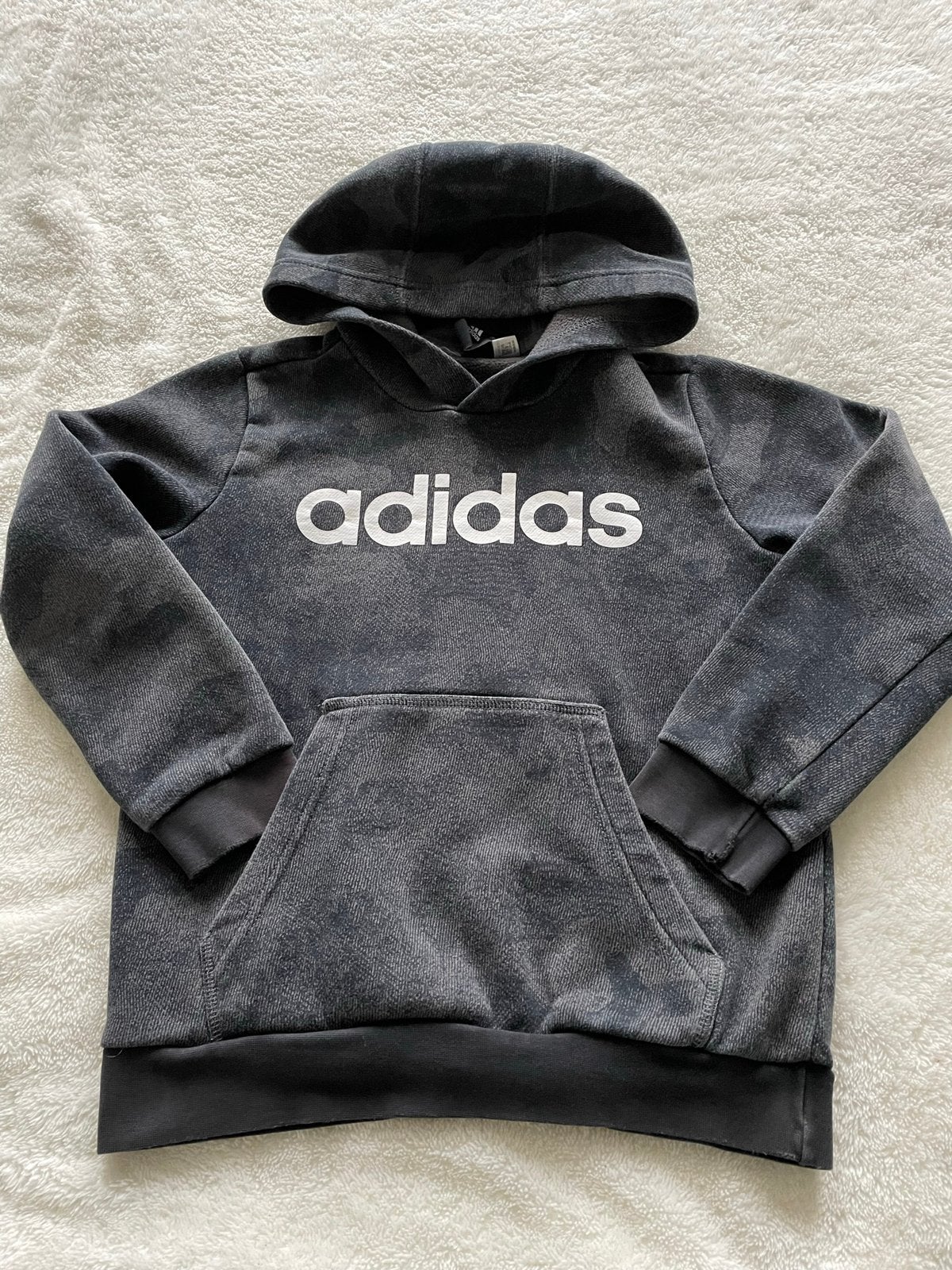 Hoodie met capuchon merk adidas maat 134/140 in prima staat, Ophalen of Verzenden, Zo goed als nieuw, Jongen, Trui of Vest
