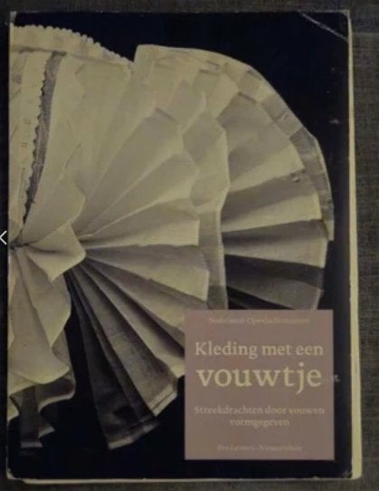 Boek: Kleding met een Vouwtje, Ophalen of Verzenden, Gelezen