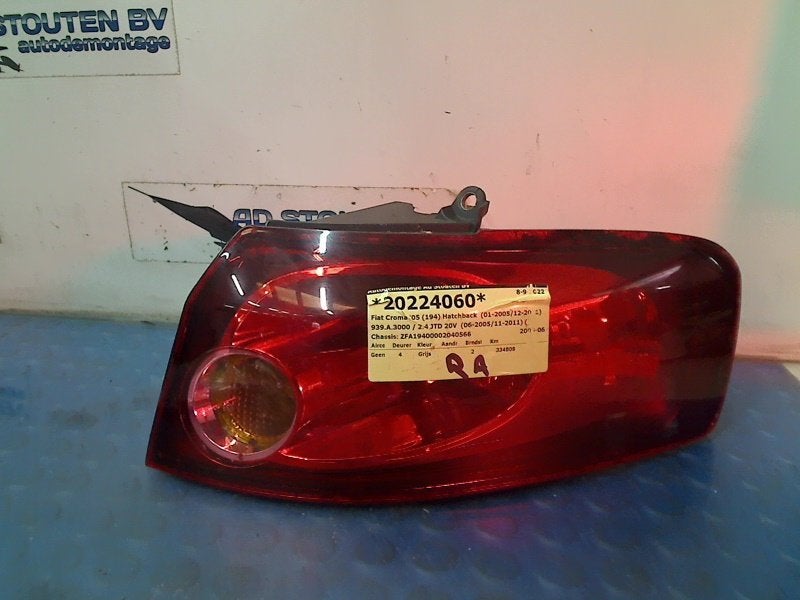 Achterlicht Rechts BUITEN Fiat Croma (194) (2005-06/2011-12), Auto-onderdelen, Verlichting, FCA Germany GmbH, Gebruikt, IPC D1-09 Bahnhofsplatz, Rüsselsheim am Main 65423, , Duitsland