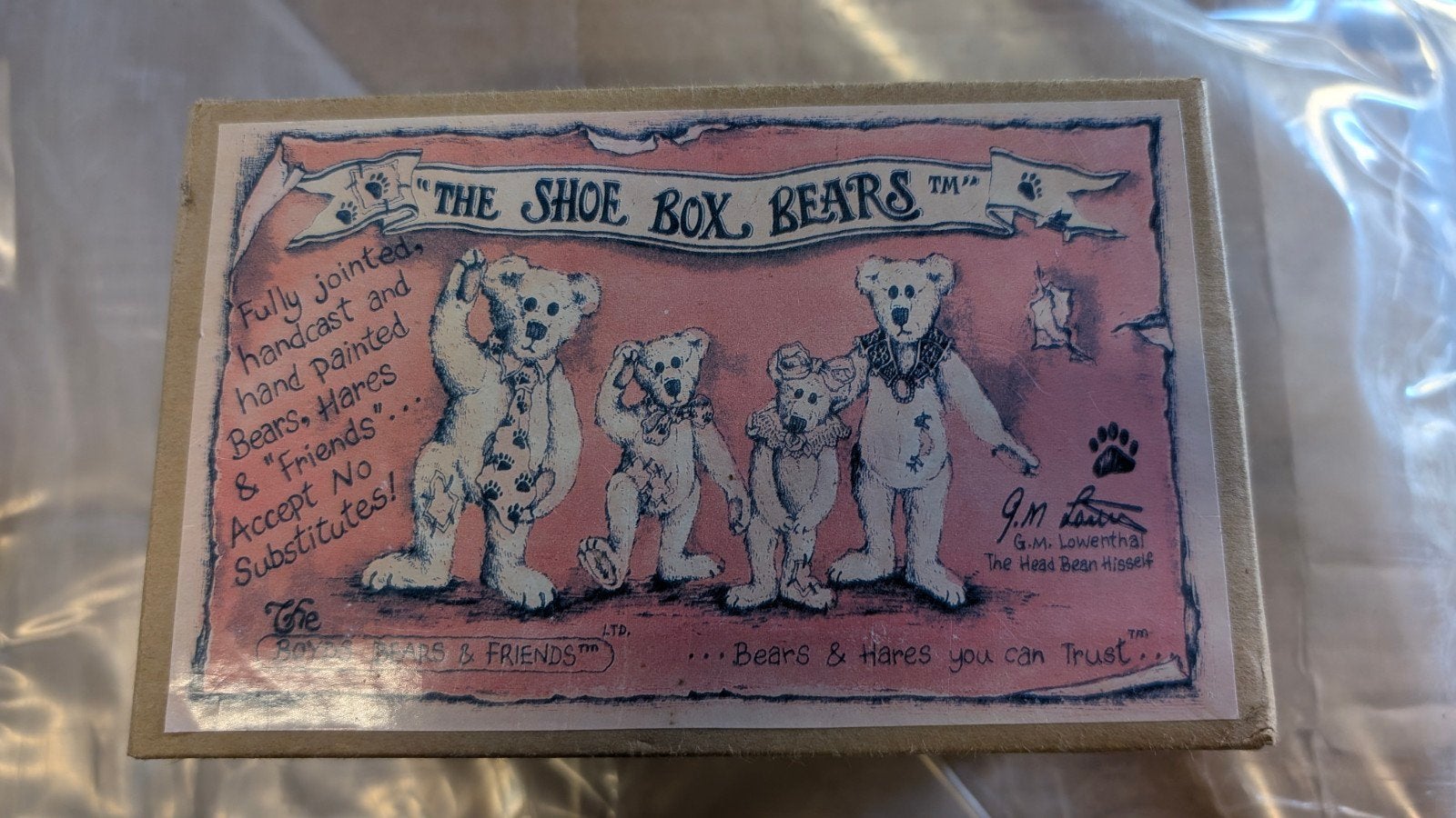 The Shoe Box Bears "Buzby Q. Bear" doosje, Verzamelen, Beren en Cherished Teddies, Nieuw, Beeldje, Overige merken, Ophalen of Verzenden