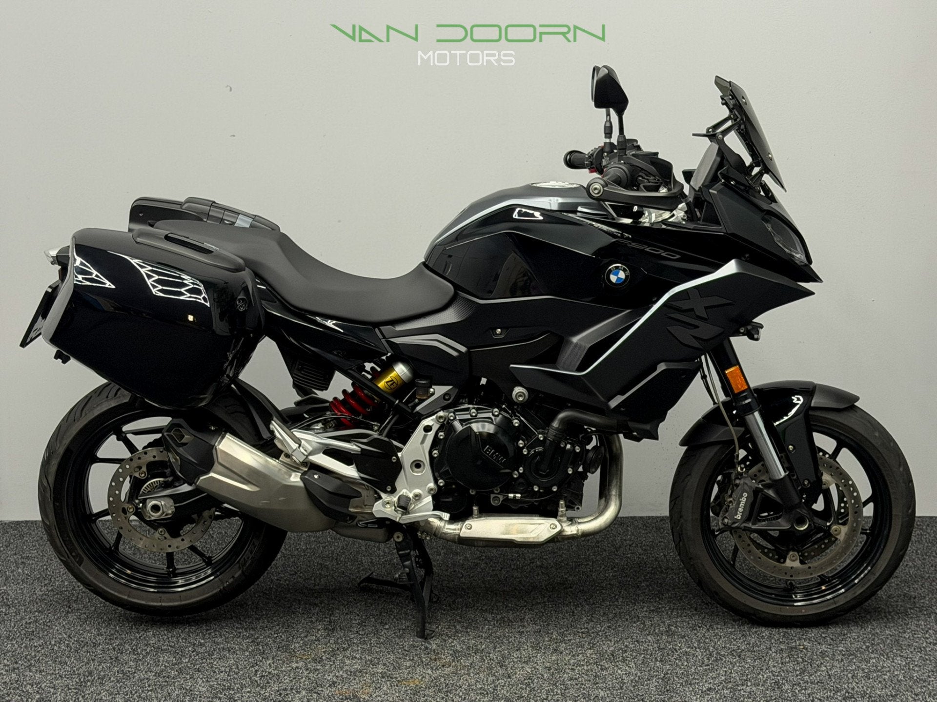 BMW F 900 XR | Triple Black | BTW | Koffers | NL | 2022 | 12, 895 cc, Info@vandoornmotors.nl, Kraaivenstraat 23-5
5048AB  TILBURG, NL