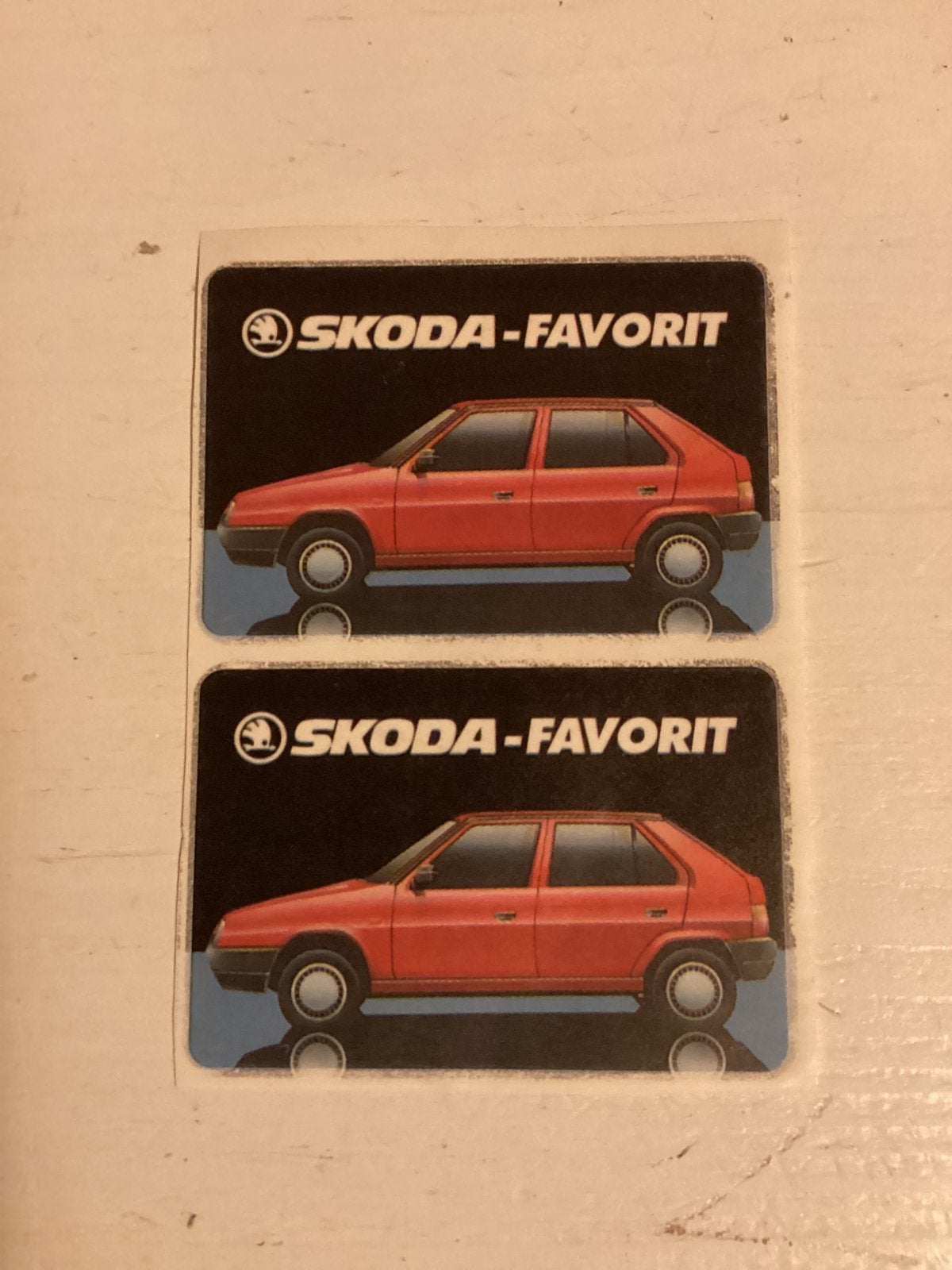 2 stickertjes Skoda Favorit, Verzenden, Zo goed als nieuw, Auto of Motor