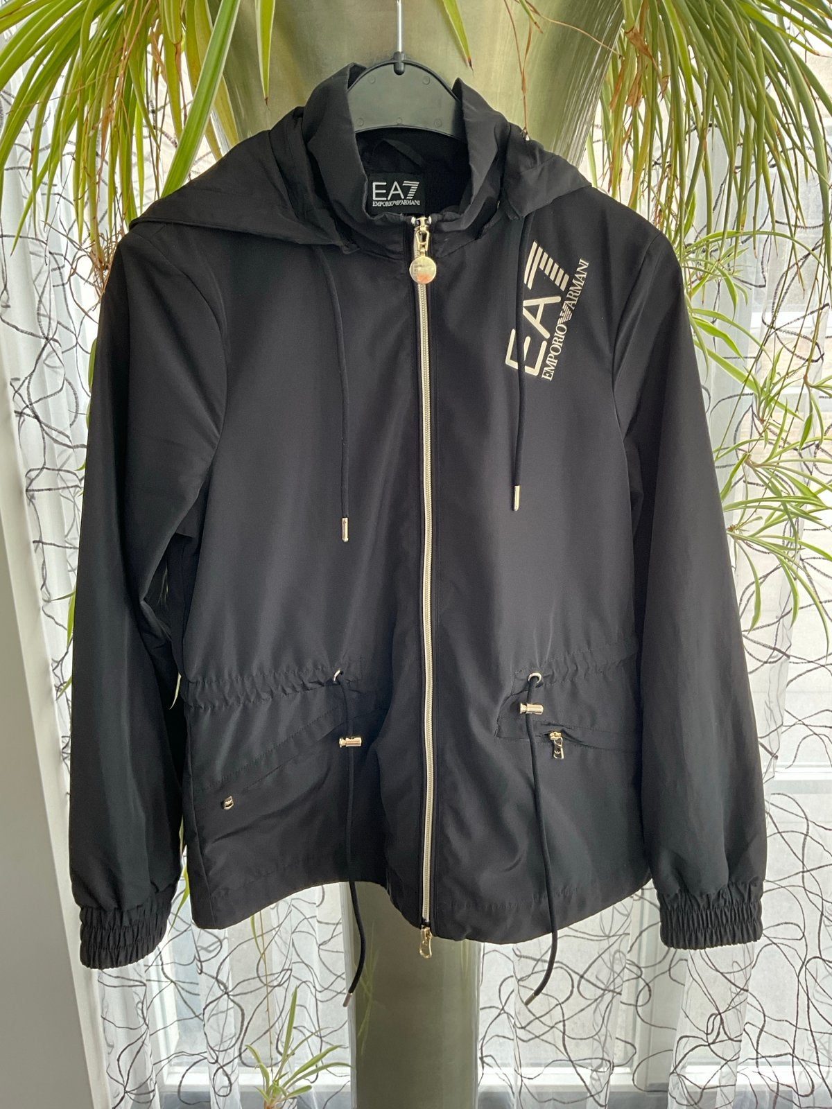 EA7 Emporio Armani Zwarte Jas met Capuchon - Maat XS, Kleding | Dames, Jassen | Zomer, Ophalen of Verzenden, Zo goed als nieuw