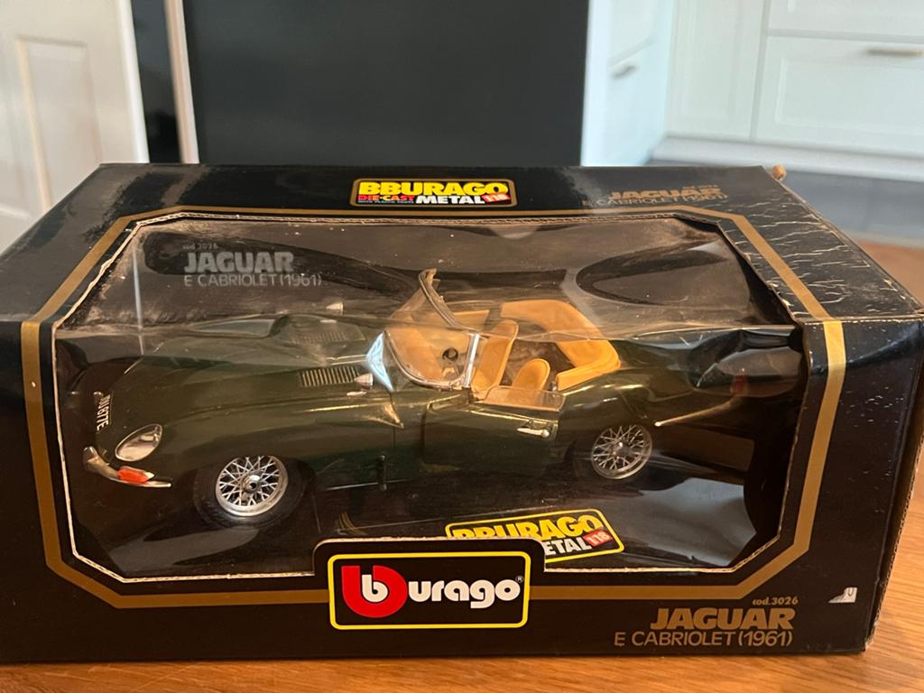 Bburago Jaguar E Cabriolet (1961) Die-cast Model 1:18, Hobby en Vrije tijd, Modelauto's | 1:18, Zo goed als nieuw, Auto, Bburago