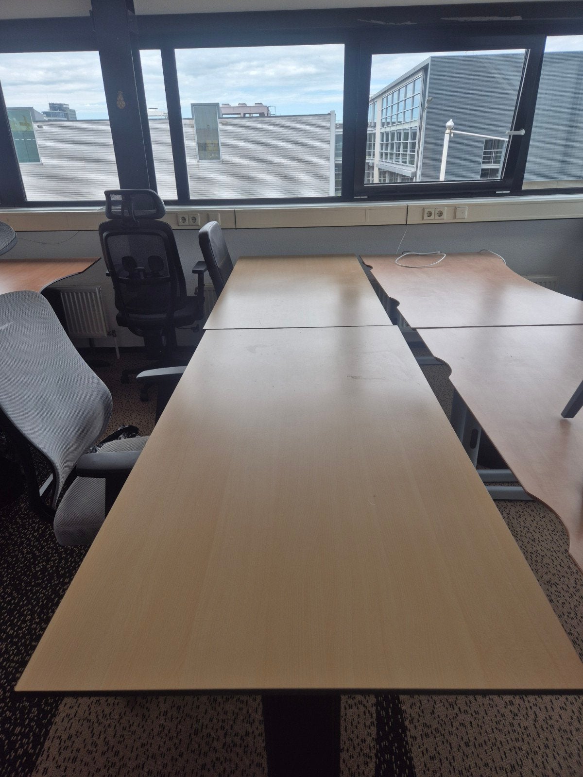 Gratis +/- 40 bureaus en bureaustoelen, Huis en Inrichting, Ophalen, Overige typen, Gebruikt, Hout