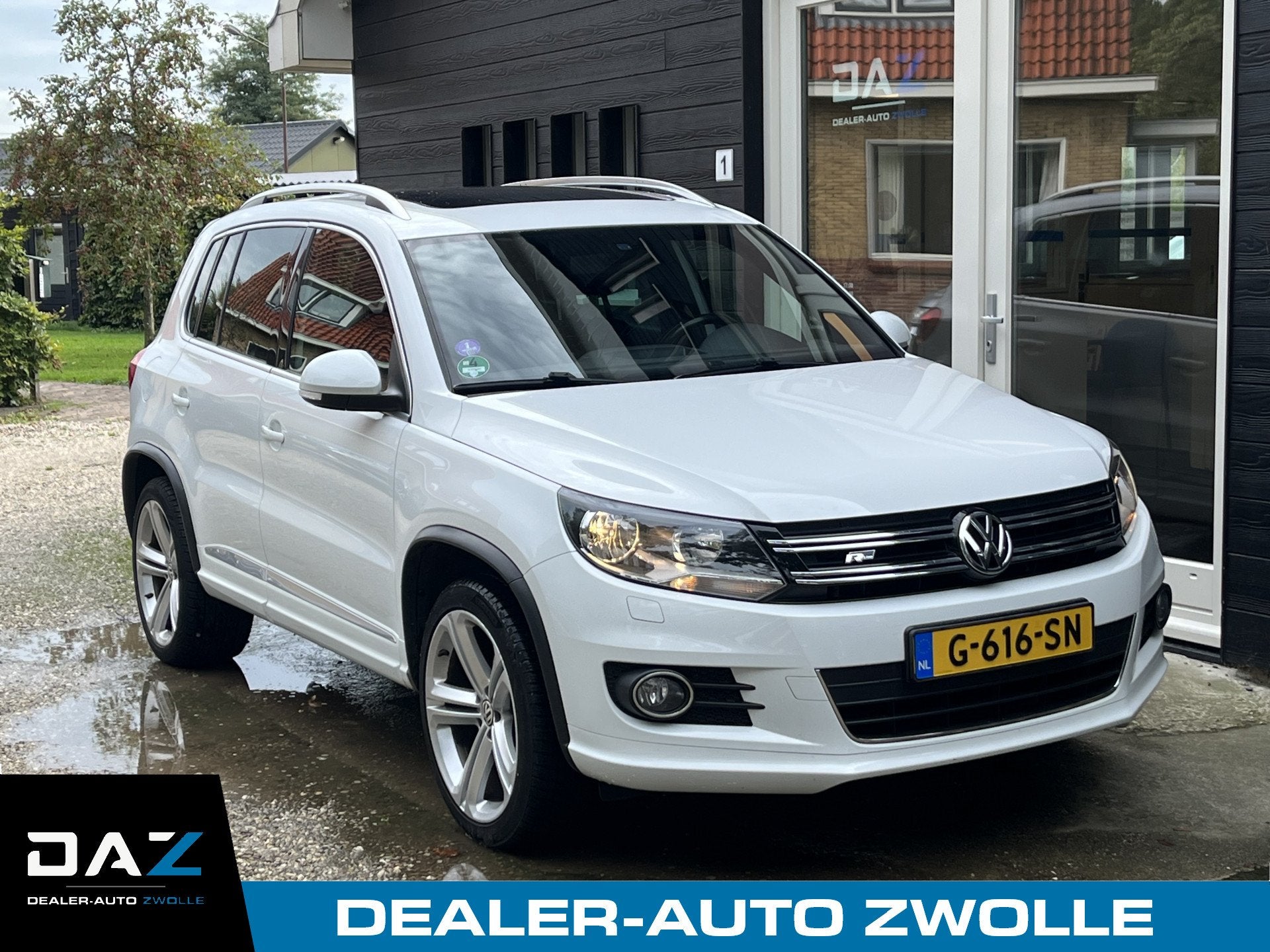 Volkswagen Tiguan 1.4 TSI R-Line Edition Ecc/Navi/Pano/Trekh, Auto's, Voorwielaandrijving, Euro 5, Gebruikt, Zwart