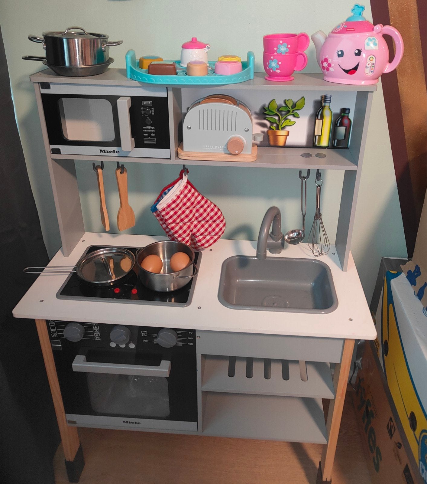 Grote speelkeuken met veel accessoires en speelgoed, Kinderen en Baby's, Speelgoed | Speelkeukens, Ophalen, Gebruikt, Hout, Speelkeuken