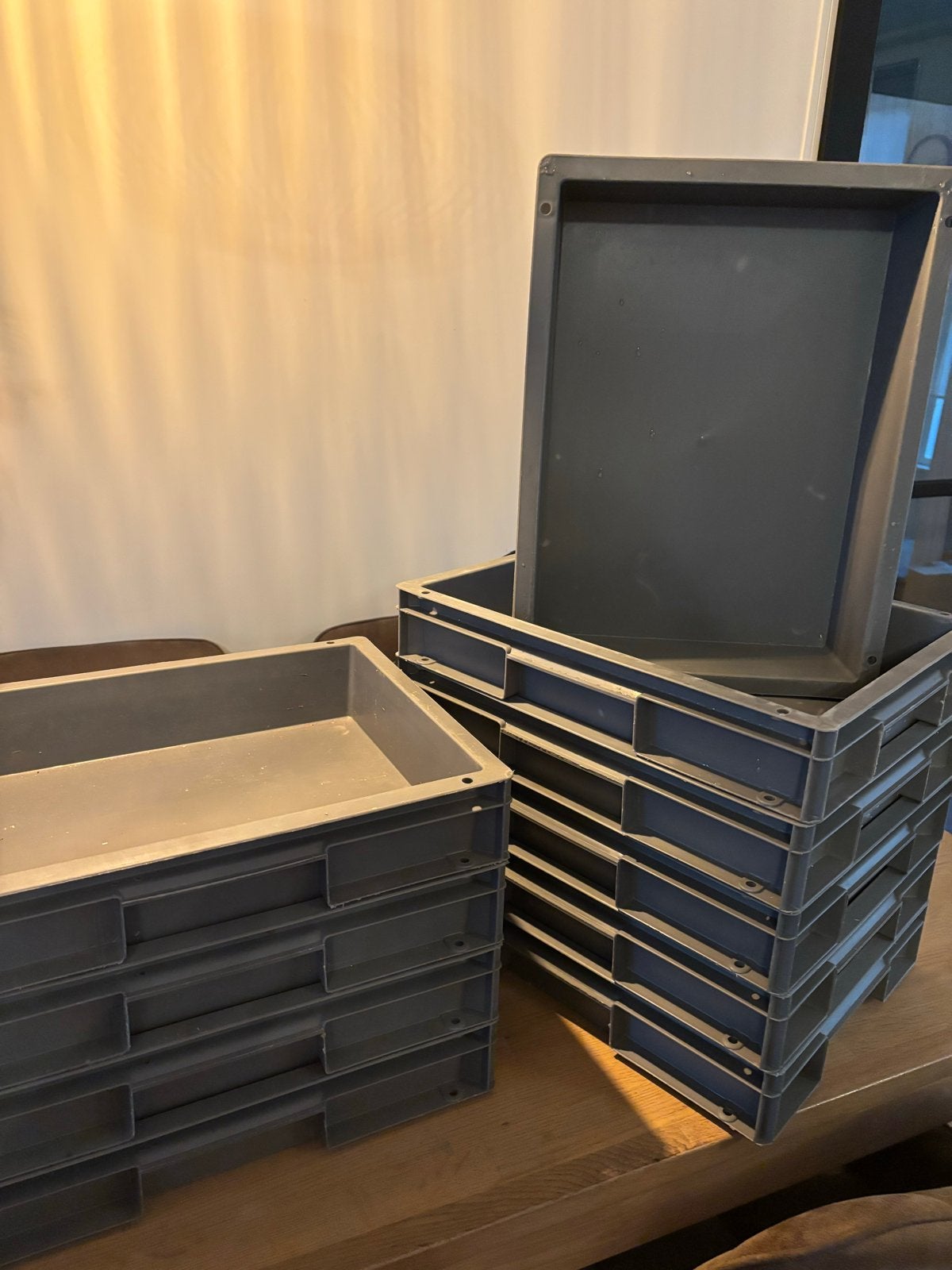 Stapelbare grijze bakken - 10 stuks, Gebruikt, Minder dan 50 cm, Ophalen of Verzenden, Minder dan 40 cm
