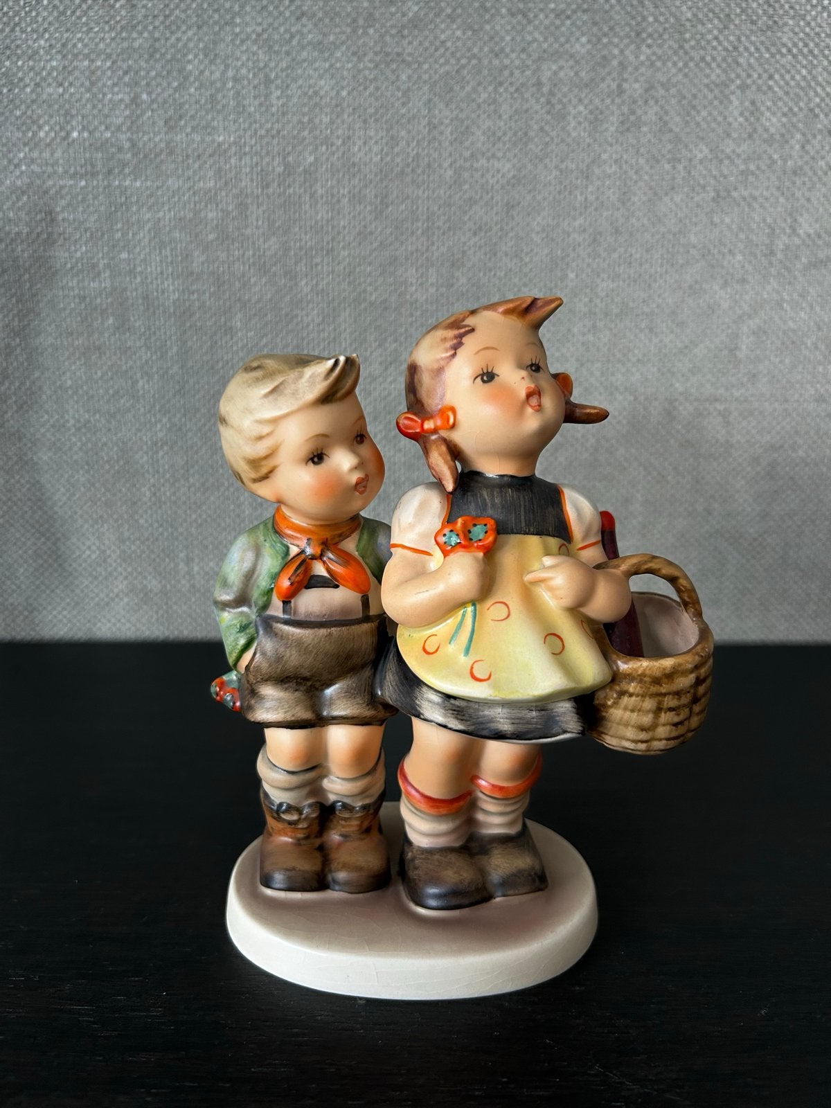 Hummel beeldje: Jongen en meisje met mandje, Verzamelen, Ophalen of Verzenden, Zo goed als nieuw, Hummel