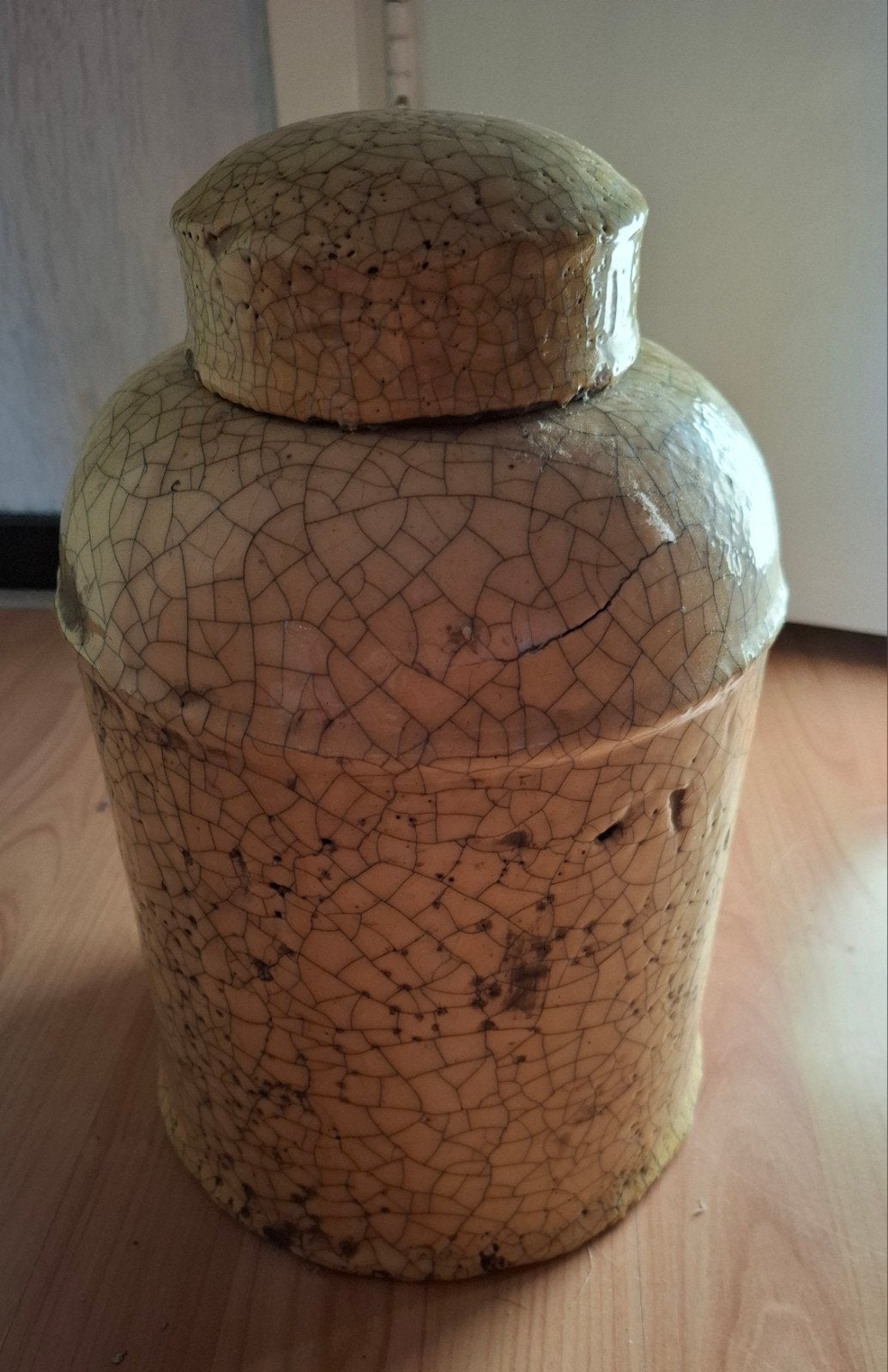 Leuke betonnen Pot met geel craquelé glazuur, Huis en Inrichting, Woonaccessoires | Vazen, Geel, Aardewerk of Porselein, Ophalen of Verzenden