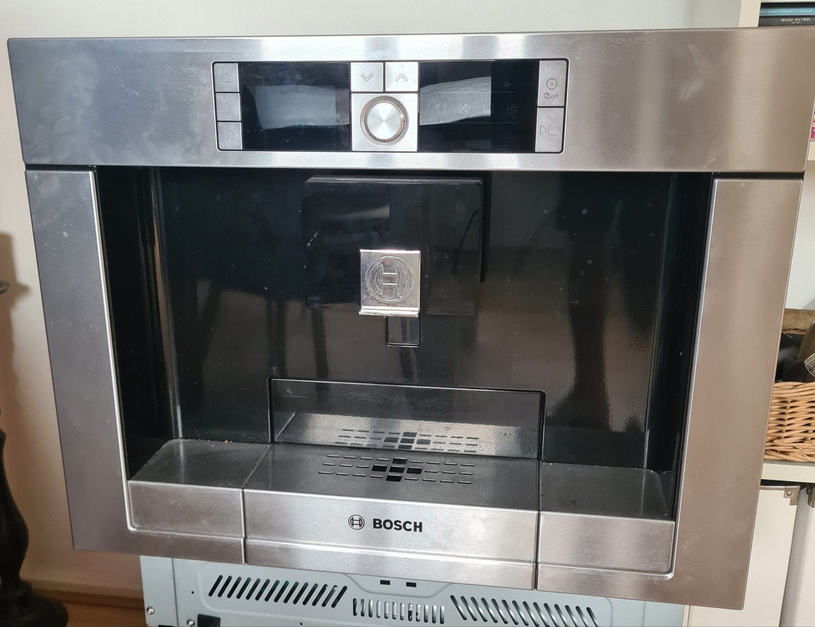 Bosch TCC78K751 volautomatische inbouw-bonenmachine DEFECT
B, Ophalen, Afneembaar waterreservoir, 10 kopjes of meer, Koffiemachine