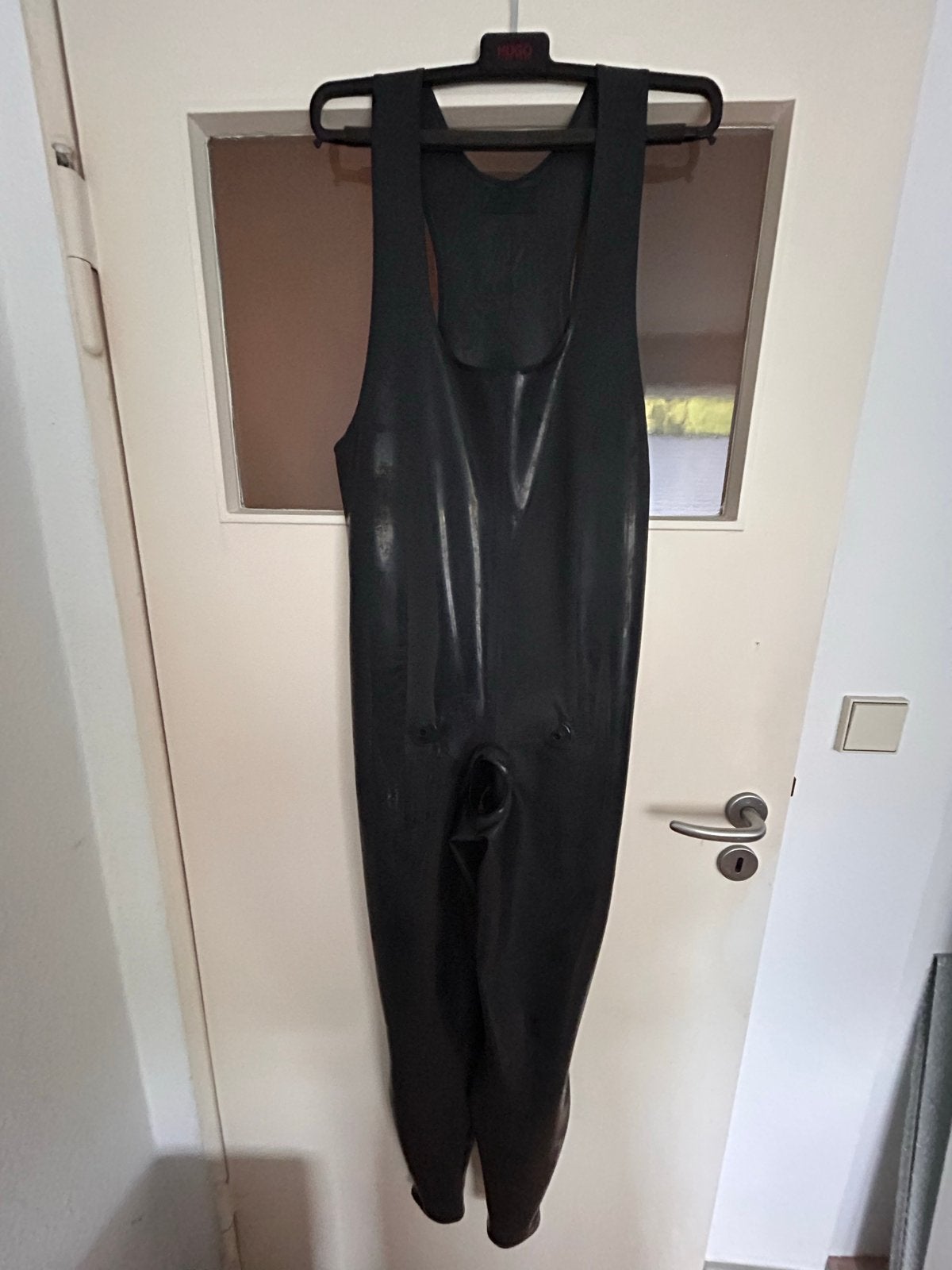 Zwart latex pak maat M,  met blauwe strepen en codpiece, Ophalen of Verzenden, Gedragen