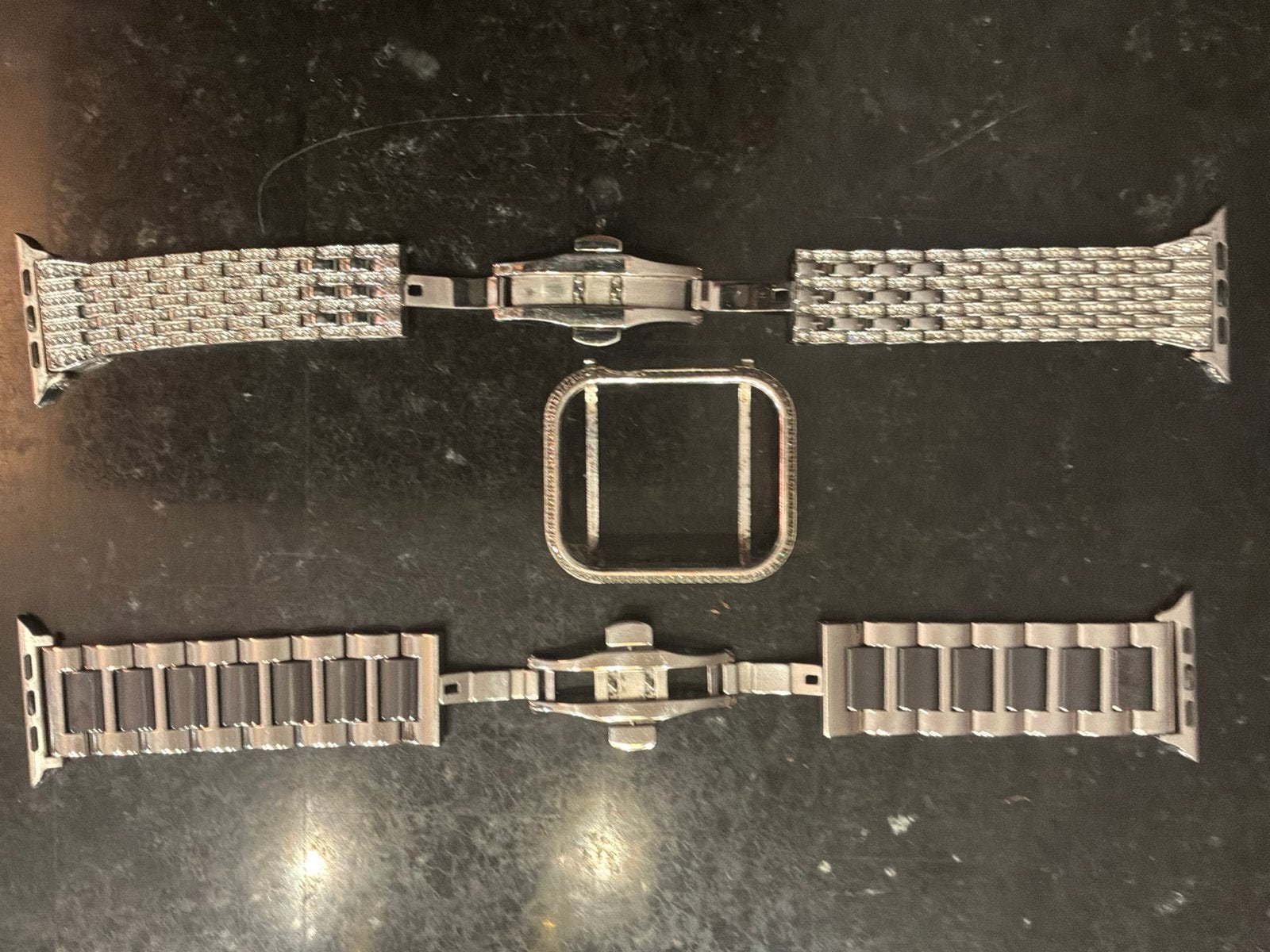 Foto 12 van iPad, Apple Watch en diverse armbanden
