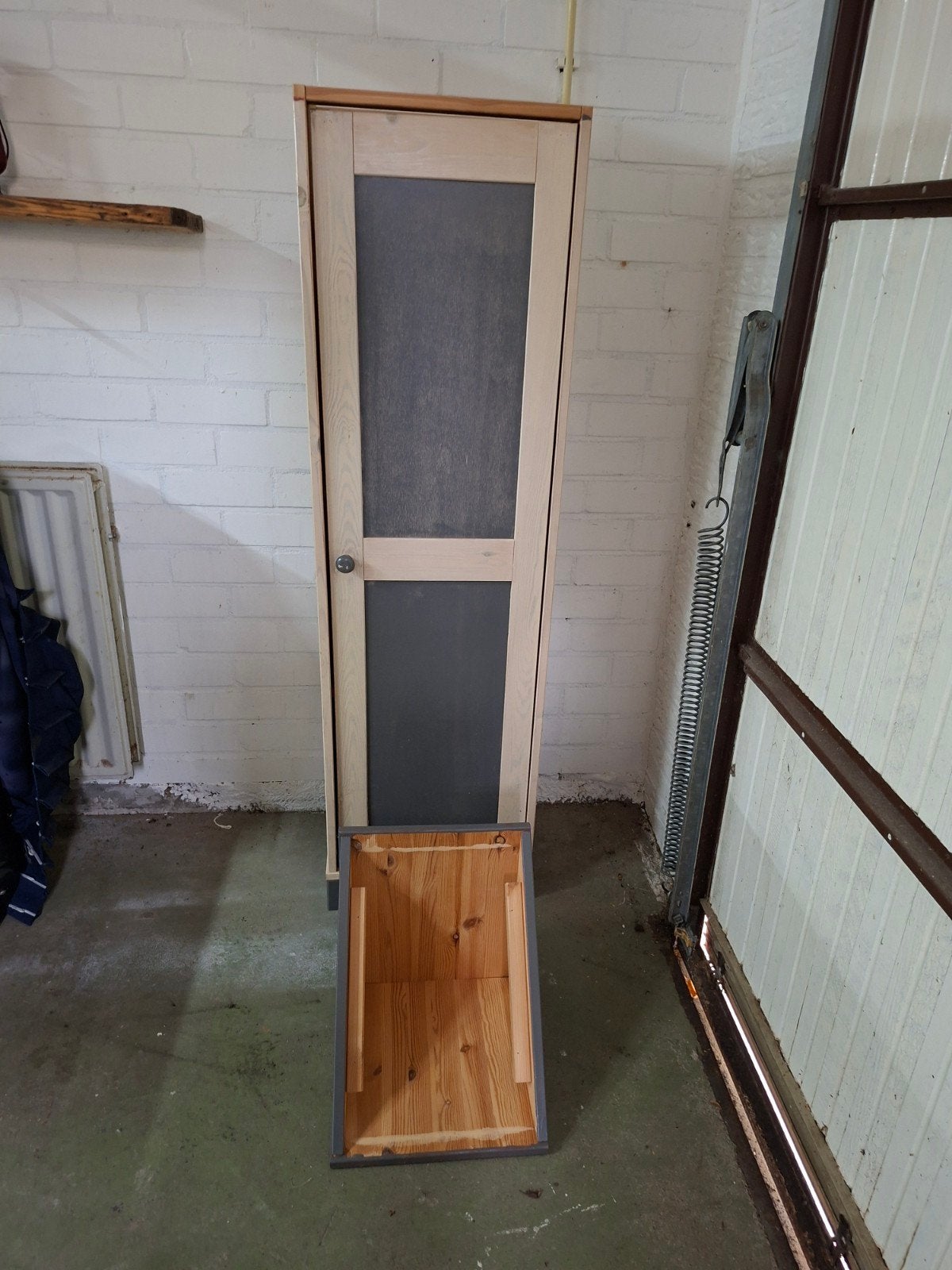 Unieke houten kast met puntdak - Handgemaakt, Ophalen of Verzenden, Zo goed als nieuw, 150 tot 200 cm, 25 tot 50 cm