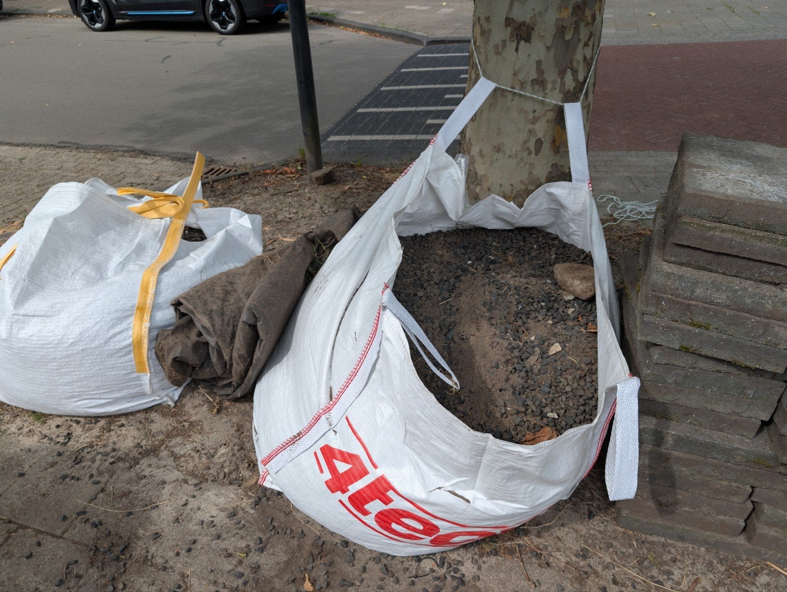 2 bigbag vol met kleine grijze steentjes, Tuin en Terras, Ophalen, Gebruikt, Grijs, Grind