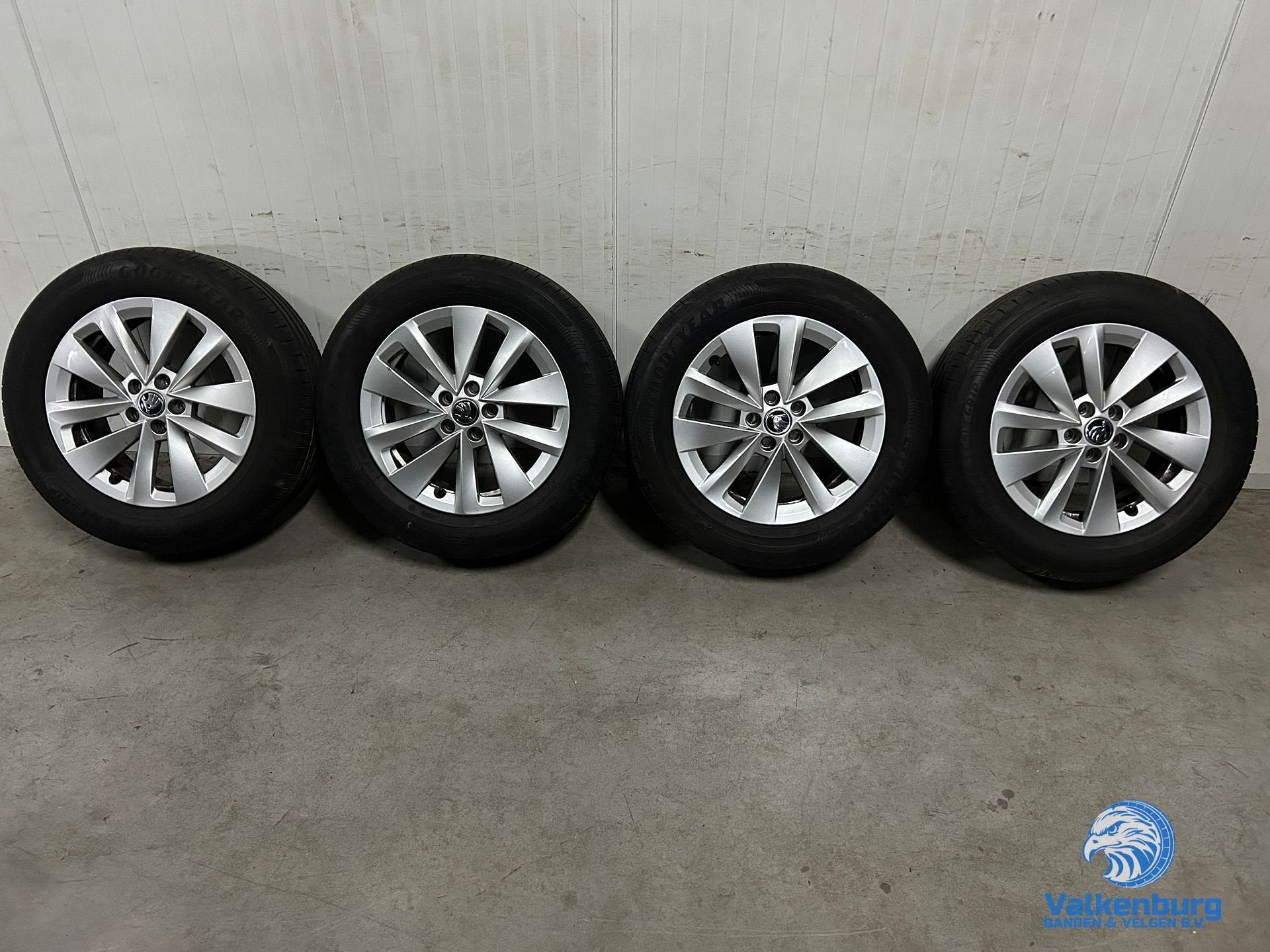 6-7mm! Originele Skoda Scala 16 velgen 5x100 zomerbanden 205, Gebruikt, -, Banden en Velgen, Zomerbanden