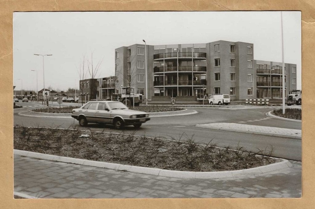 Foto van rotonde Sandtlaan en het appartementencomplex., Verzamelen, Gebruikt, 1980 tot heden, Foto, Ophalen of Verzenden