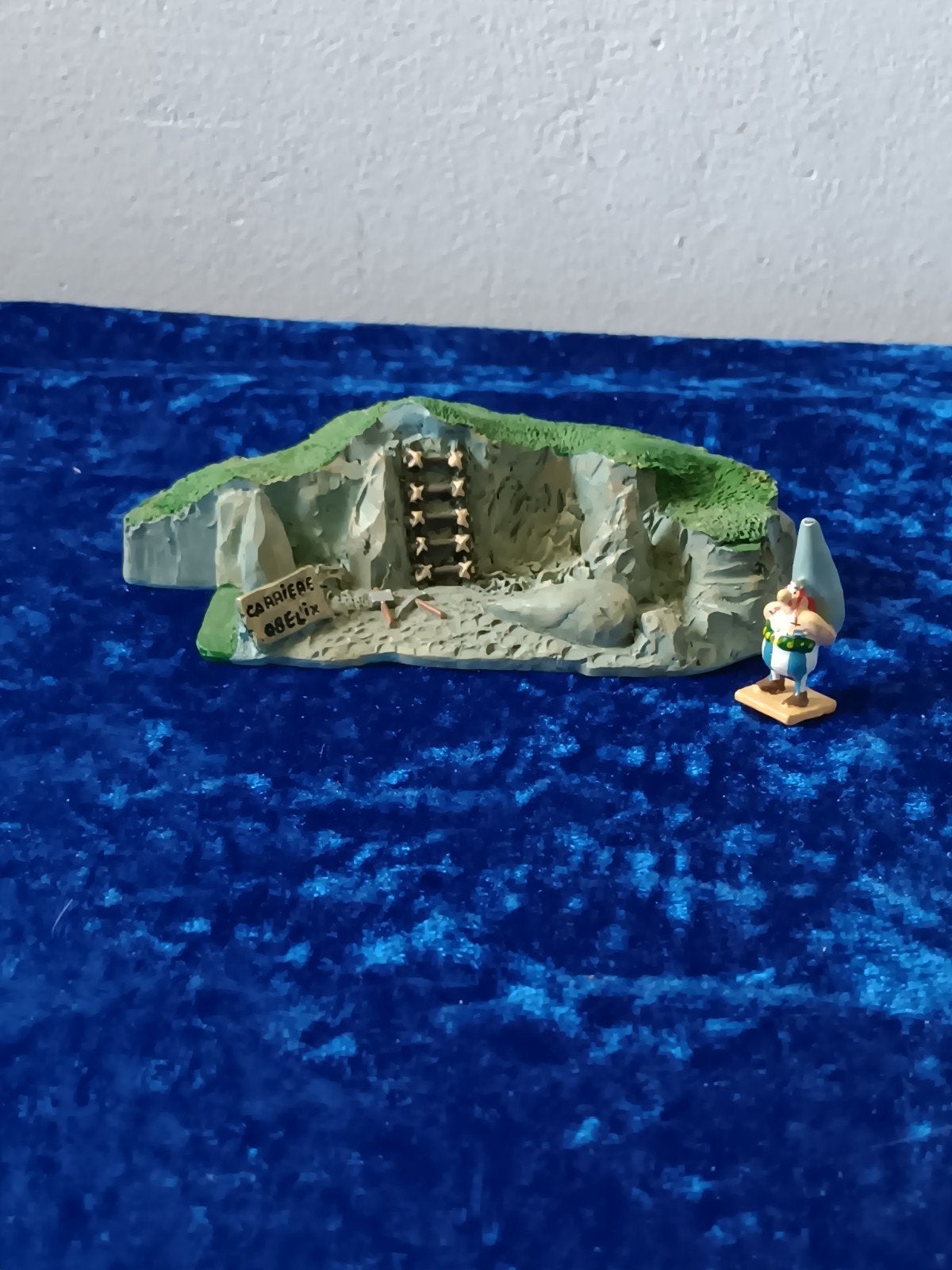 Asterix en Obelix miniatuur: Obelix bij de menhirgroeve, Ophalen of Verzenden