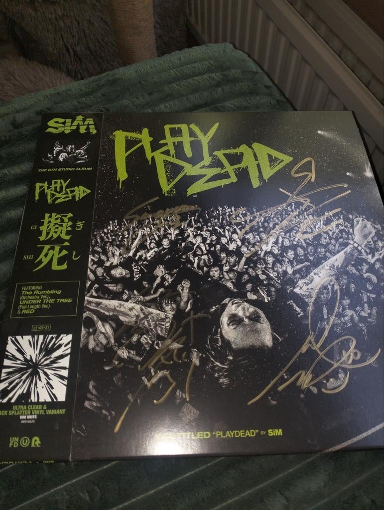 Sim playdead gesigneerd door alle 4, Ophalen of Verzenden, Zo goed als nieuw, Overige formaten
