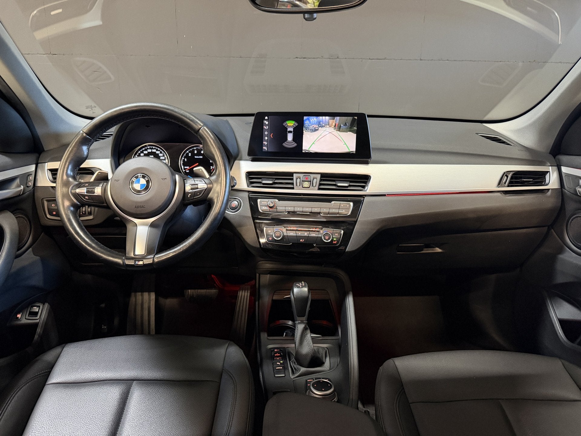 Foto 2 van BMW X1 xDrive25e Executive | Pano | Head-up | Leder | M-stuu