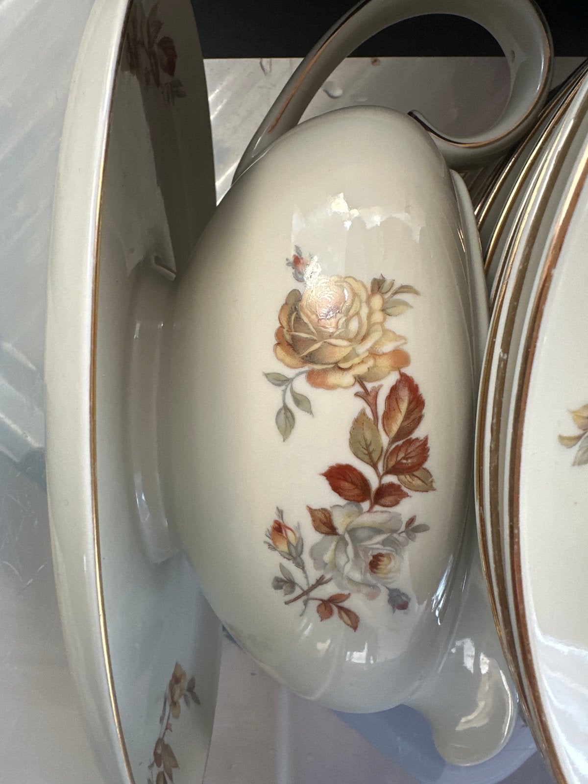 Foto 4 van servies met rozenmotief in Curver boxen MOET SNEL Weg