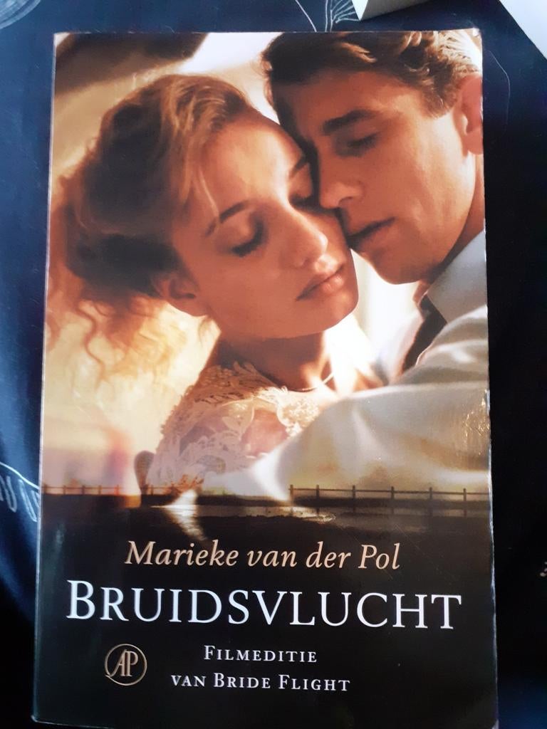 Bruidsvlucht- Marieke van der Pol, Ophalen of Verzenden, Gelezen