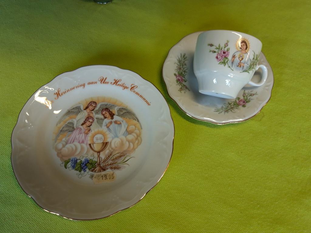 Te koop: Porseleinen (Dejeuner) setje Heilige Communie, Ophalen