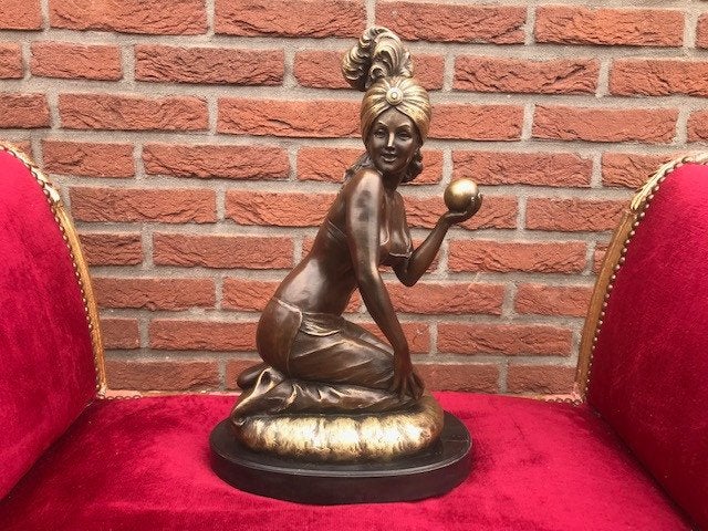 indrukwekkend bronzen beeld van een dame met bol, Ophalen of Verzenden, Brons
