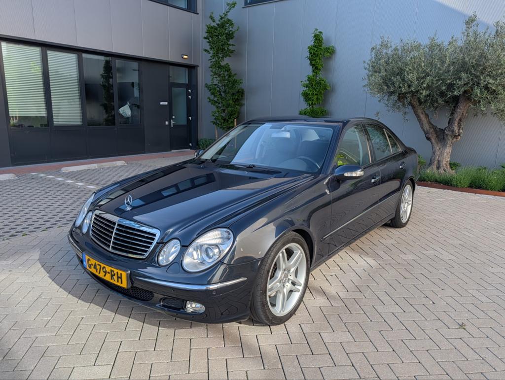 Mercedes Benz E Klasse E240 W211 Youngtimer, nieuwe APK !, Auto's, Mercedes-Benz, Automaat, Achterwielaandrijving, Leder, Particulier