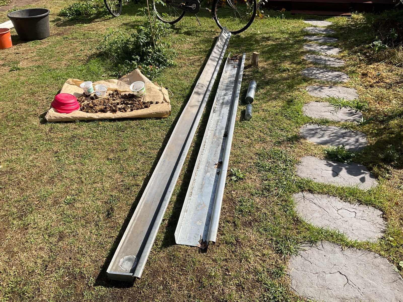 Gebruikte dakgoten, 2 stuks, 4 meter en 3 meter, Doe-het-zelf en Verbouw, Buizen en Afvoer, Ophalen, Gebruikt, 2 tot 4 meter, Zink