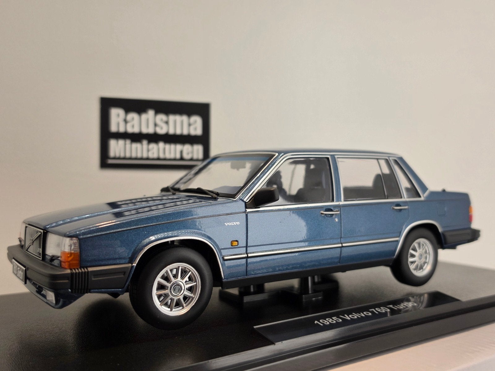 Volvo 760 Turbo - Blauw 1985 - 1:18 Triple9, Hobby en Vrije tijd, Auto, Triple9, Nieuw, Ophalen of Verzenden
