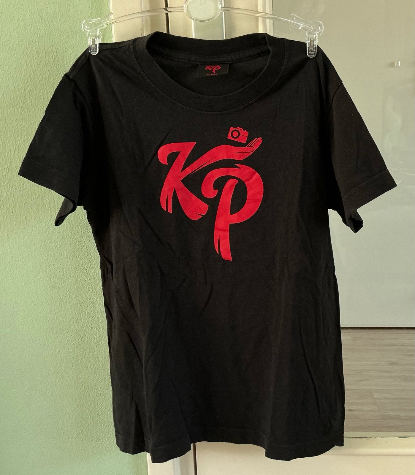 Zwart T-shirt met rode KP-print - Enzo Knol, Ophalen of Verzenden, Gebruikt, Jongen, Shirt of Longsleeve