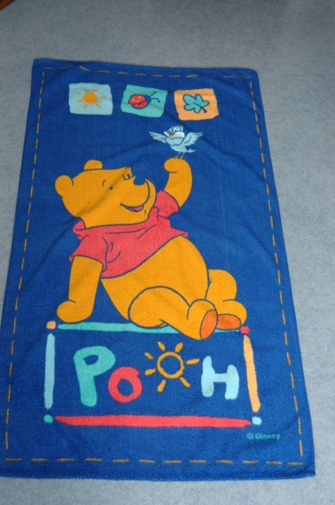 GROOT BADLAKEN MET AFBEELDING WINNIE DE POOH, Verzamelen, Disney, Ophalen, Winnie de Poeh of vrienden, Gebruikt, Beeldje of Figuurtje