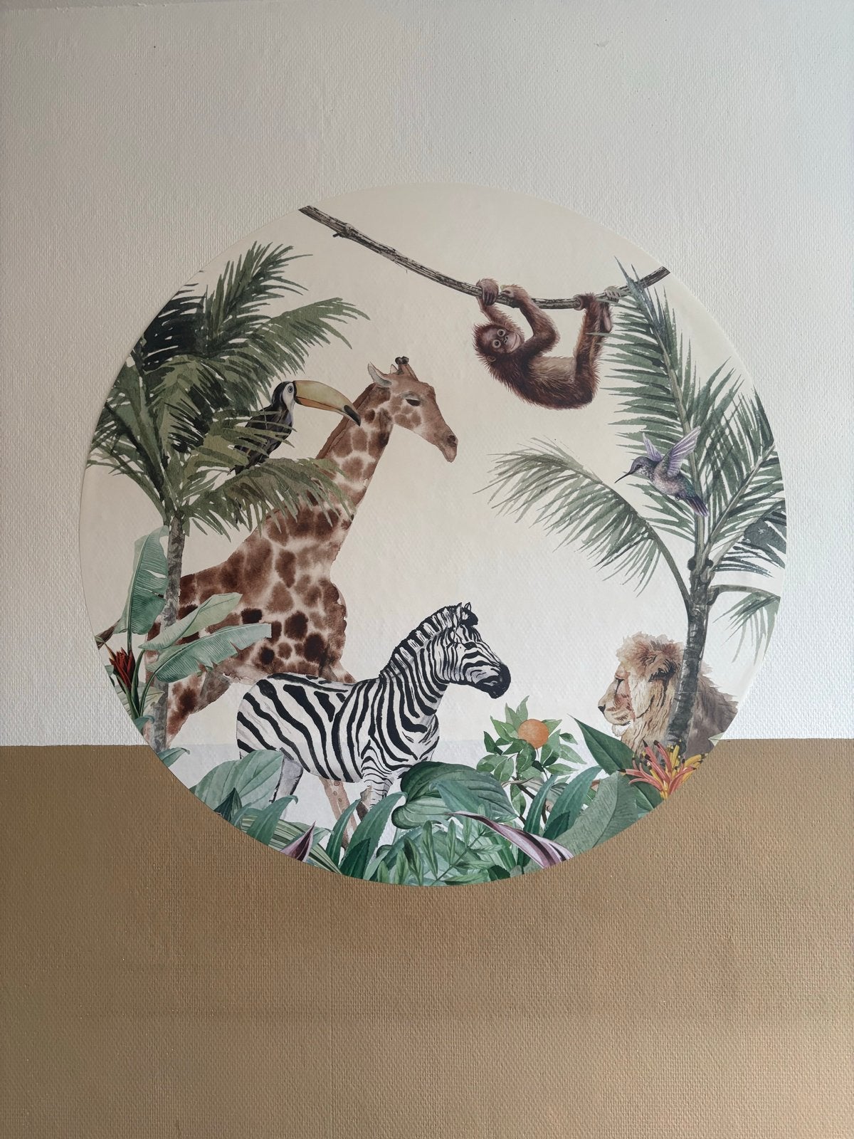 Wandcirkel met safari dieren - Giraffe, Zebra, Luiaard, Leeu, Hout, Meerkleurig, Ophalen of Verzenden, Zo goed als nieuw