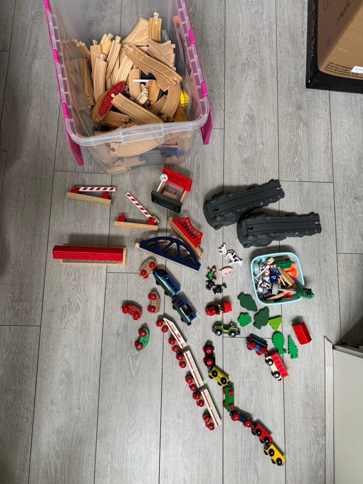 Uitgebreide set houten treinspoor incl treinen, accessories, Kinderen en Baby's, Speelgoed | Houten speelgoed, Ophalen, Gebruikt