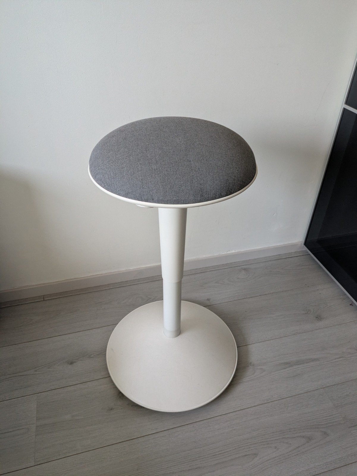 Ikea Nilserik zit-sta kruk - Grijs/Wit, Ophalen, In hoogte verstelbaar, Zo goed als nieuw, Overige materialen