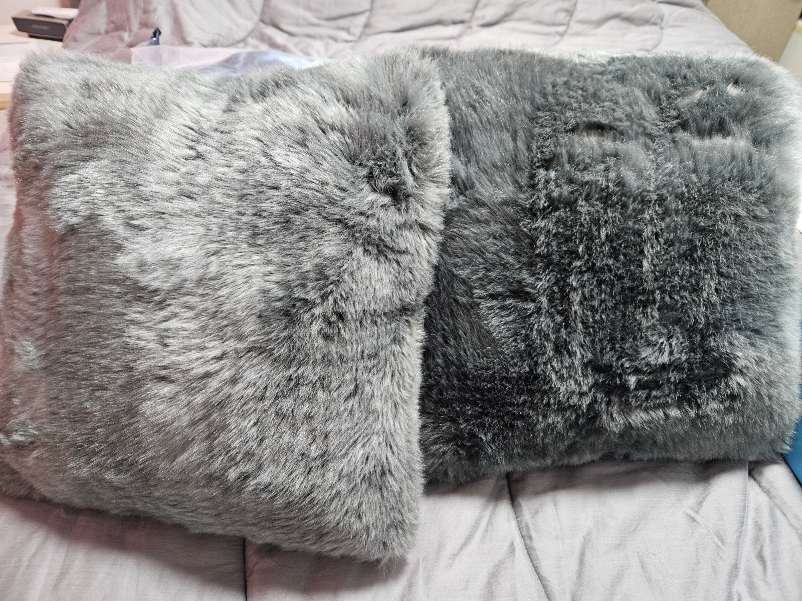 Riviera Maison Sierkussens - Grijs Faux Fur (2 stuks), Riviera Maison, Vierkant, Ophalen of Verzenden, Zo goed als nieuw