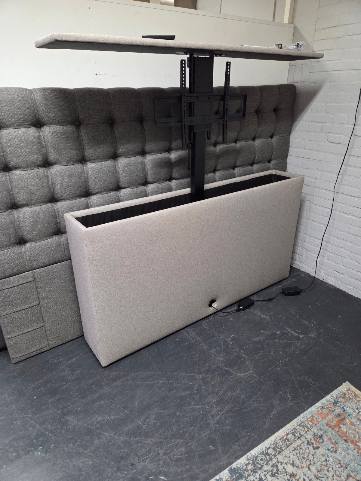 Nieuw Voetbord met TV Lift - Beige Stof (max 55 inch TV), Overige materialen, Modern, Discreet, 150 tot 200 cm, Nieuw