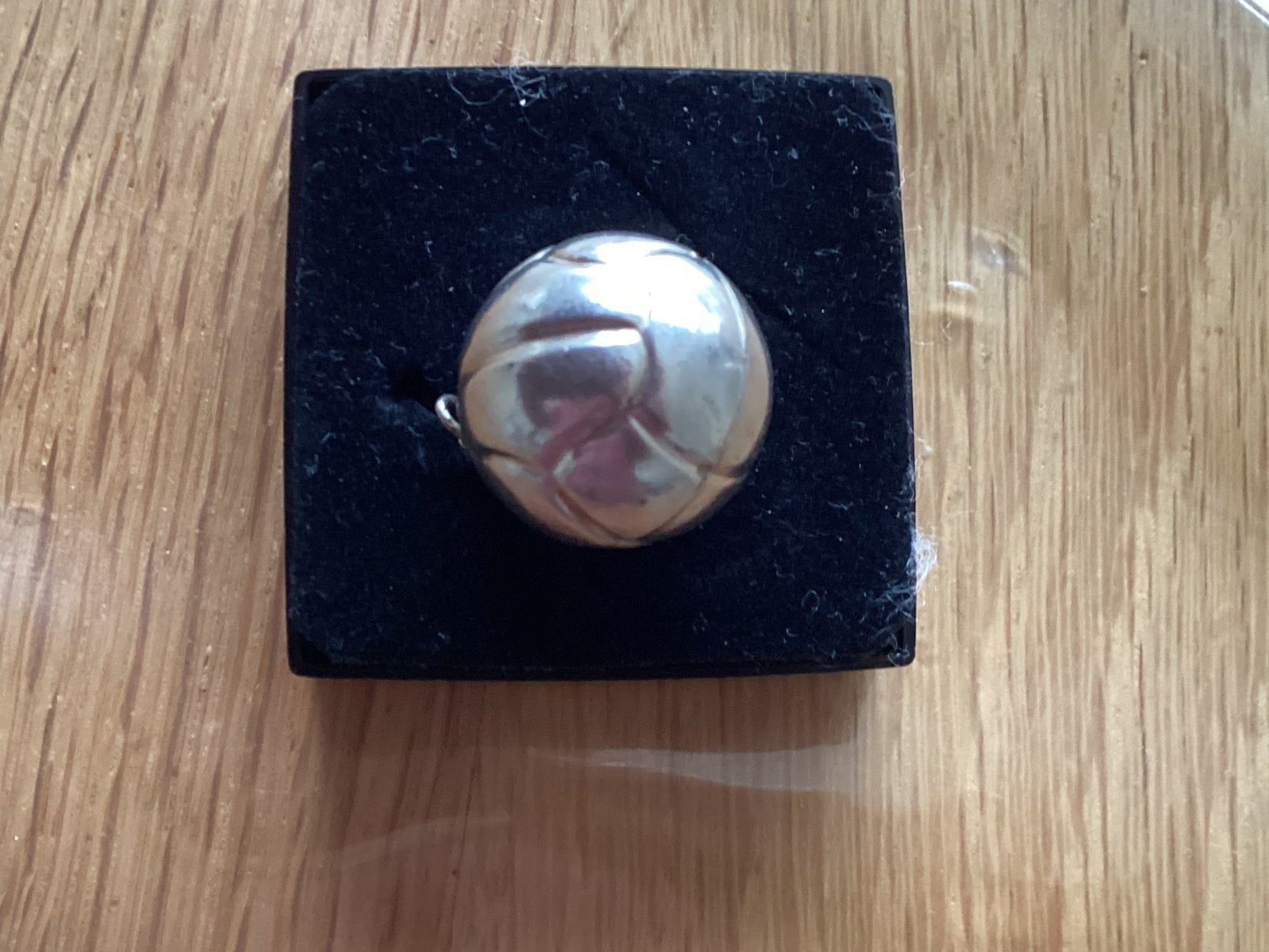 Grote zilveren voetbal bedel 2 cm rond, Ophalen of Verzenden, Gebruikt, Zilver, Overige merken