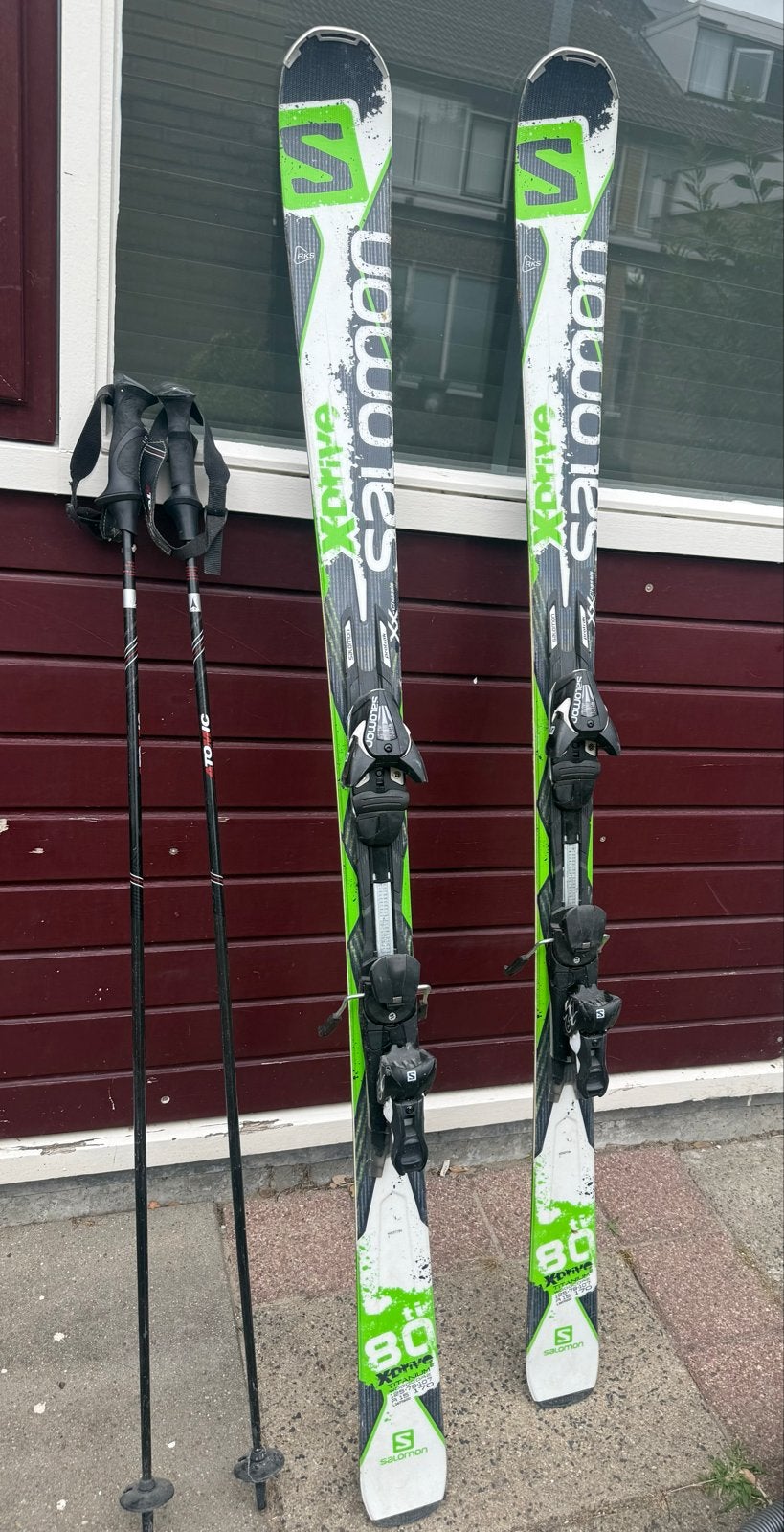Salomon X-Drive 80 ski's met bindingen en stokken, Sport en Fitness, Skiën en Langlaufen, 140 tot 160 cm, Gebruikt, Carve, Skiën