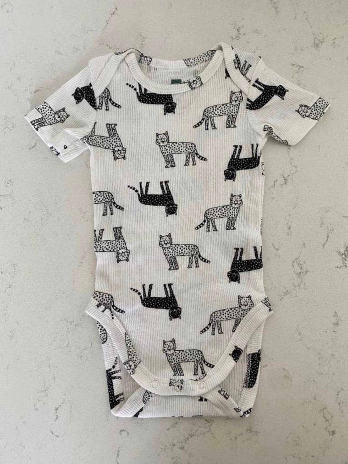 HEMA bamboe romper panters zwart/wit maat 50/56 |babykleding, Ophalen of Verzenden, Zo goed als nieuw, Jongetje of Meisje, Nacht- of Onderkleding