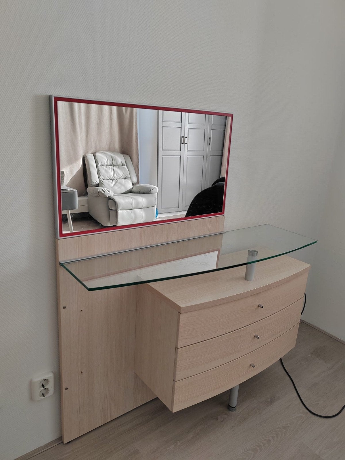Moderne kaptafel / dressoir met spiegel en glazen blad, Ophalen, Gebruikt, 100 tot 150 cm, 100 tot 150 cm