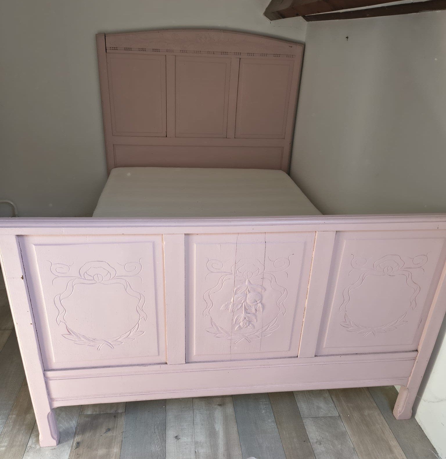 Antiek roze bedframe met sierlijke details, Ophalen