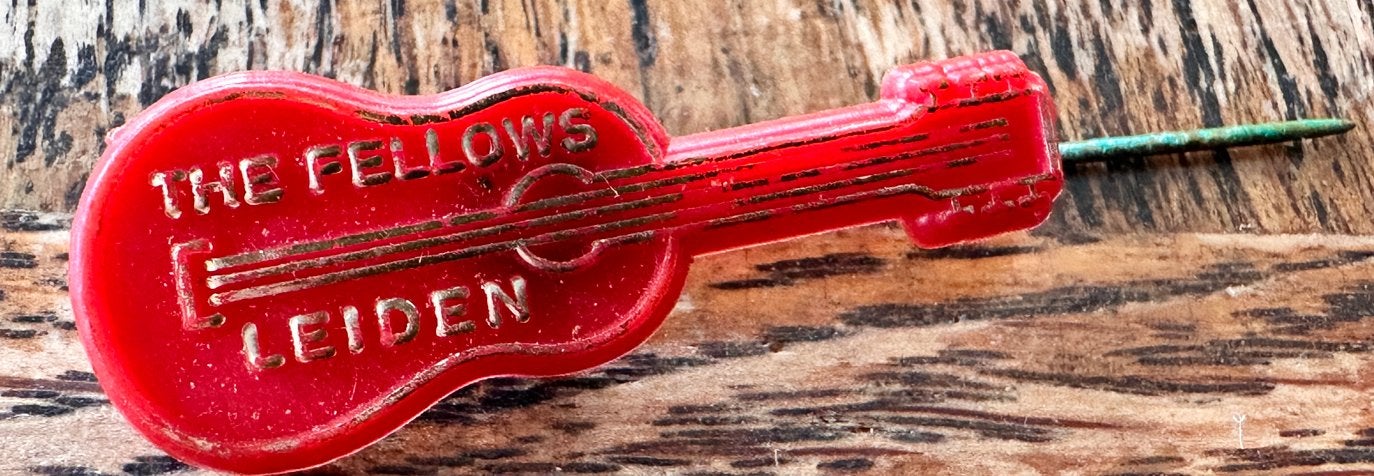 Vintage plastic gitaarspeldje The Fellows Leiden jaren '60, Ophalen of Verzenden, Gebruikt, Overige onderwerpen, Speldje of Pin
