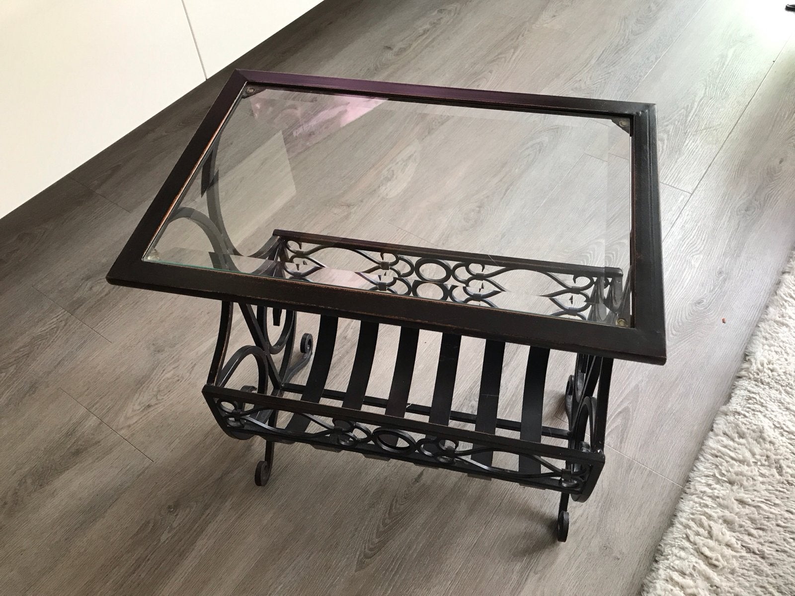 Metalen bijzettafel/krantenbak met glasplaat, Ophalen, Minder dan 45 cm, Gebruikt, Metaal of Aluminium