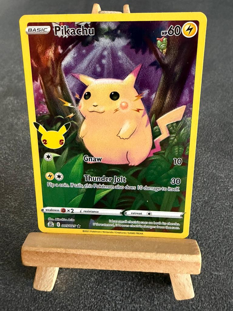 Pikachu 005/025 Pokémon Celebrations, Ophalen of Verzenden, Zo goed als nieuw
