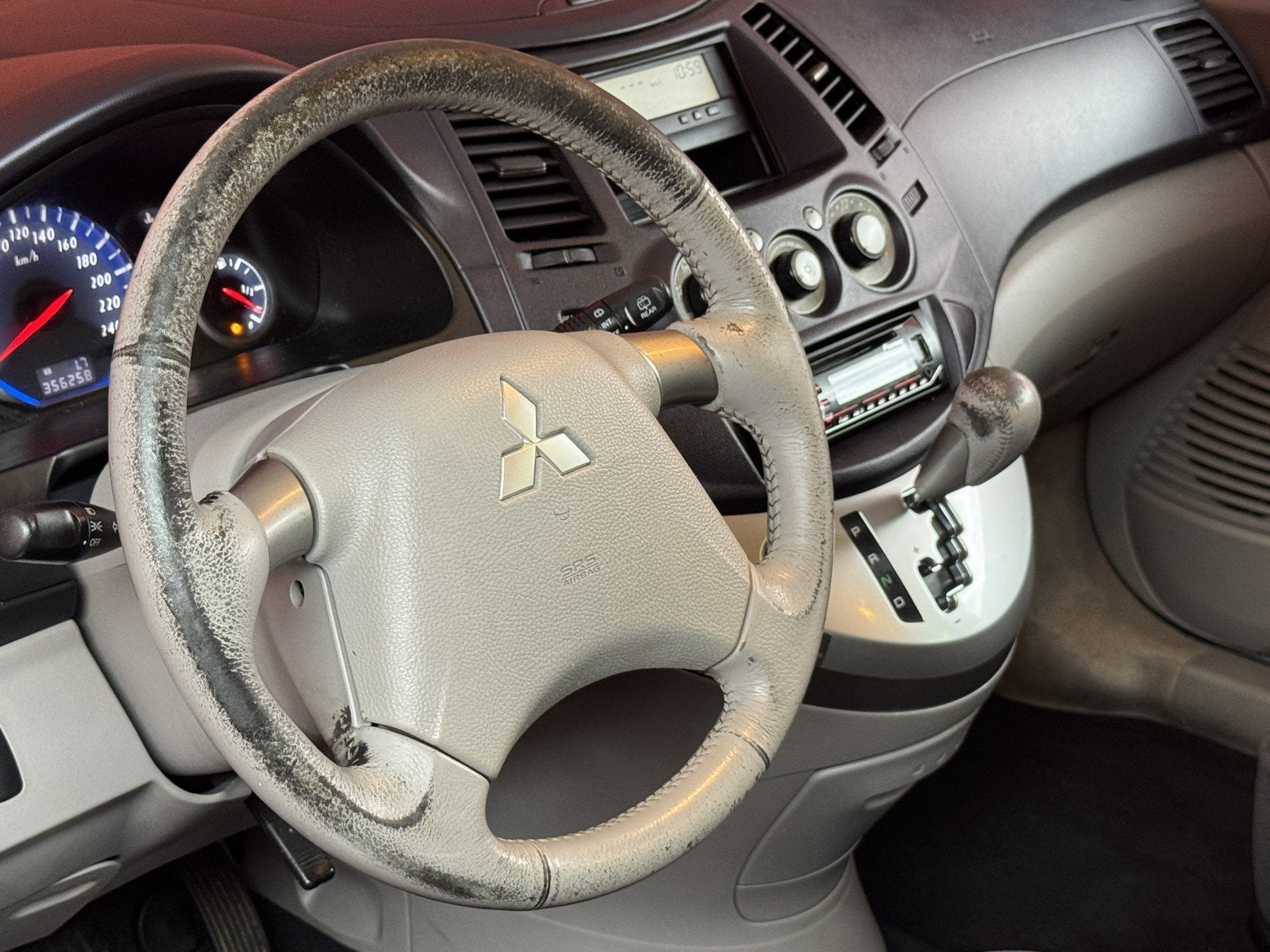 Mitsubishi Grandis 2.4-16V Intense | APK 17-08-2027 | Inruil, Auto's, Verwarmde buitenspiegels, Stof, Zwart, 7 stoelen